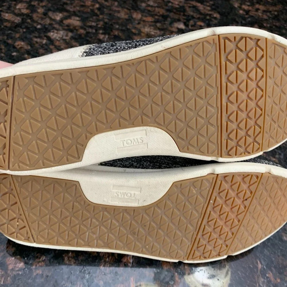Toms sneakers, womens size 7 - Picture 4 of 8
